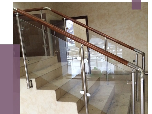 Комбинированные перила из металла и дерева в Боре