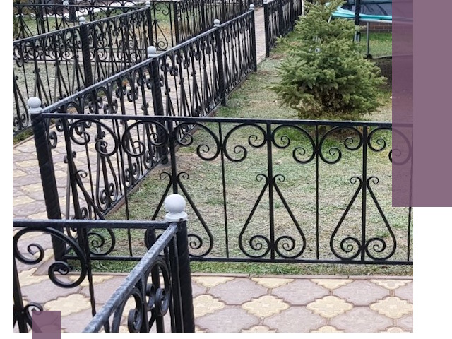 Кованые газонные ограждения под ключ в Боре